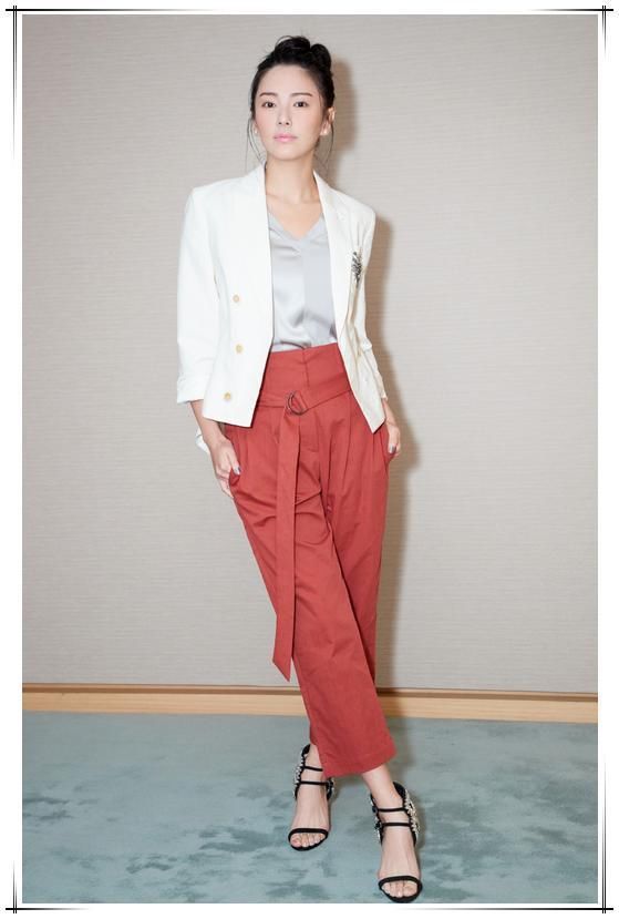 张雨绮亮相机场，身上的背心竟要6千多，网友：白给我都不要！