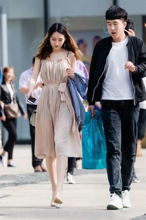 街拍:小姐姐紧身吊带凸显身材,纹身妹子你驾驭的住吗?