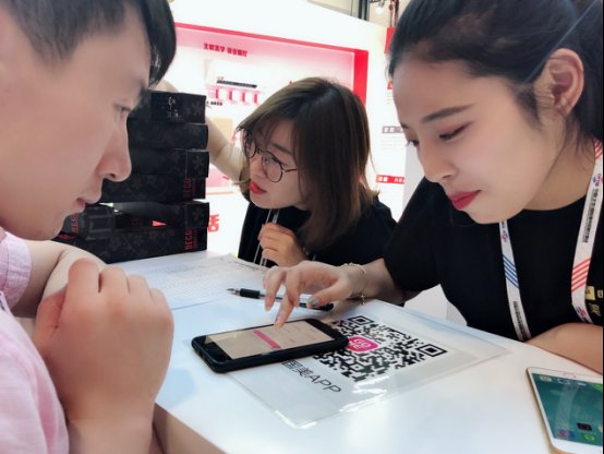 2018电商大会启幕 国美智慧 家·生活 展区人气