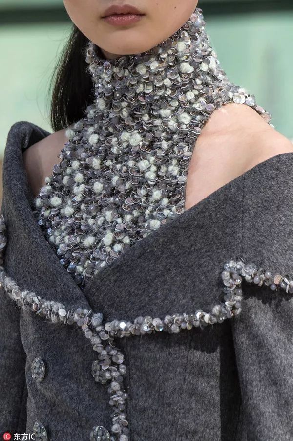 我们在巴黎大皇宫变的书报亭里问了周迅和刘雯一些小秘密……