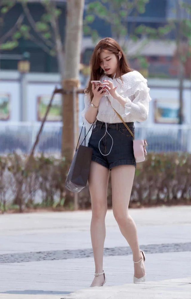 小姐姐显玲珑有致的身材，使得一双美腿变的更加的性感迷人