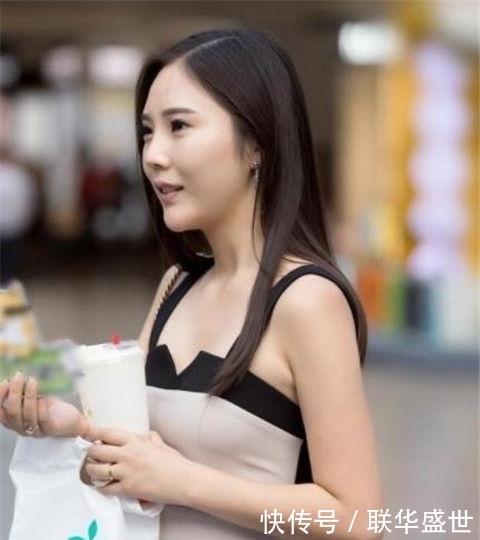 『身穿』街拍小美女气质高雅,身穿一件连衣裙,简洁大方又不失美感与优雅