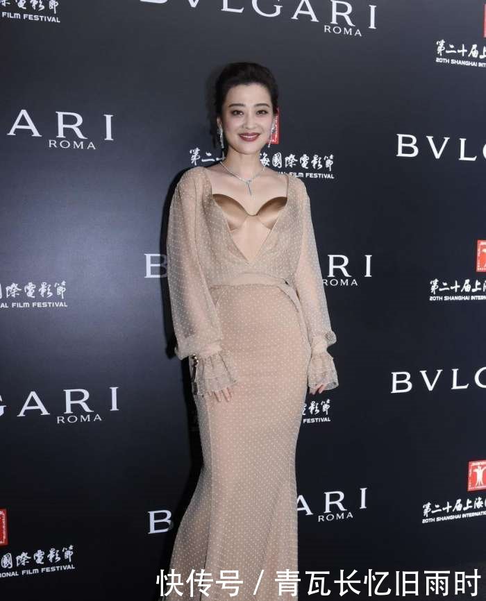 36岁郭晶晶同框42岁梅婷, 网友: 豪门和明星的差距一目了然!