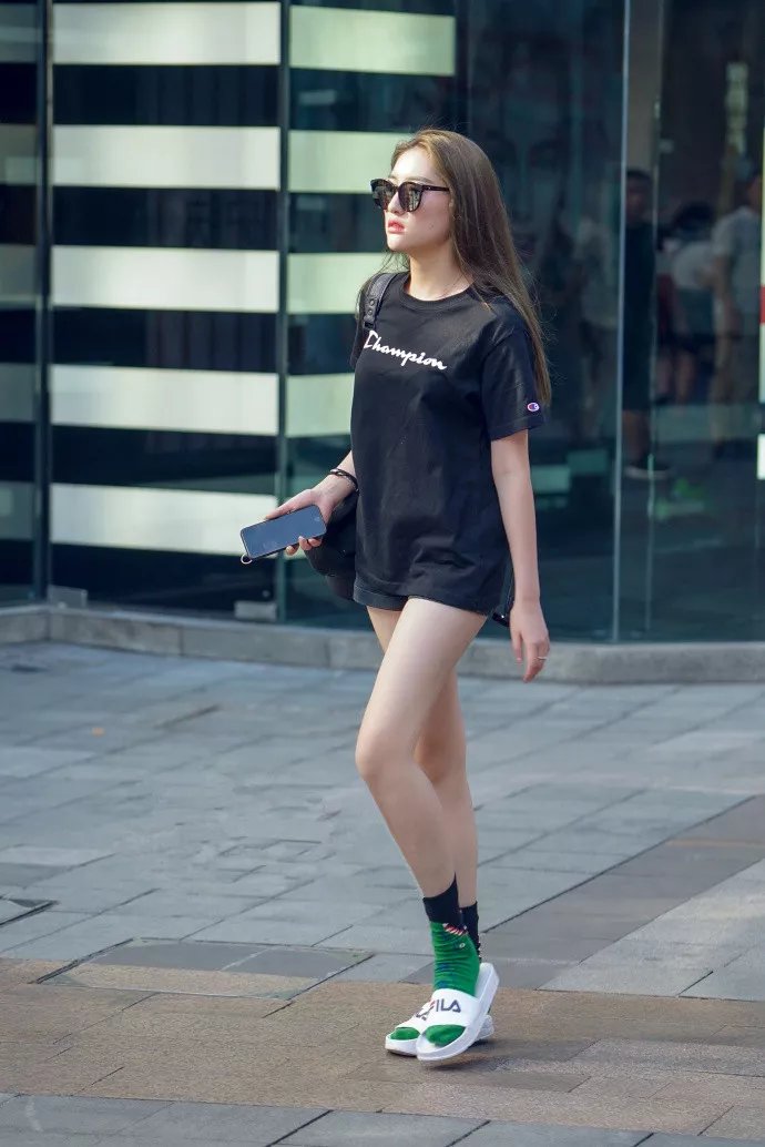 ?路人街拍，身材丰满的小姐姐穿紧身衣搭配牛仔热裤，大长腿抢镜