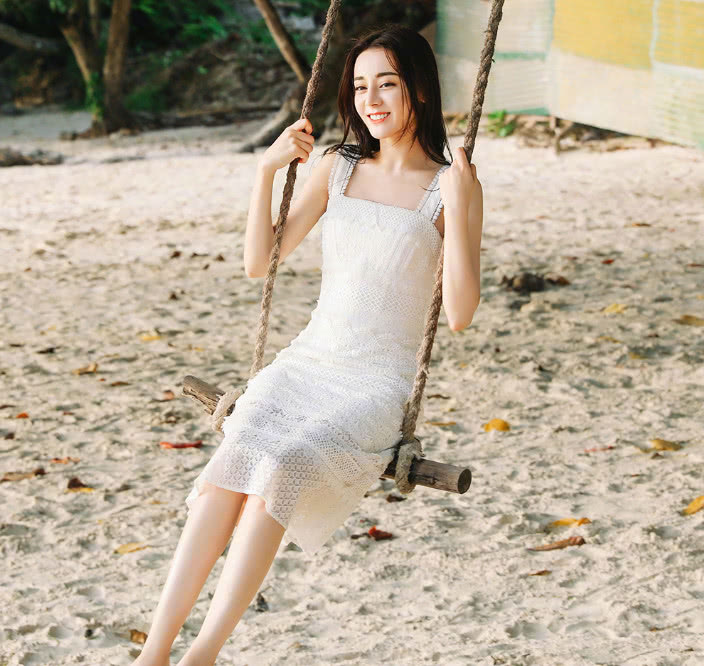 迪丽热巴真奇怪，那么紧的裙子也穿得进去，还把前凸后翘曲线穿没