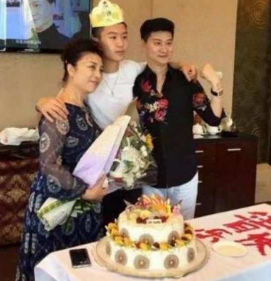 范冰冰全家福曝光,当年的“私生子”谣言不攻自破