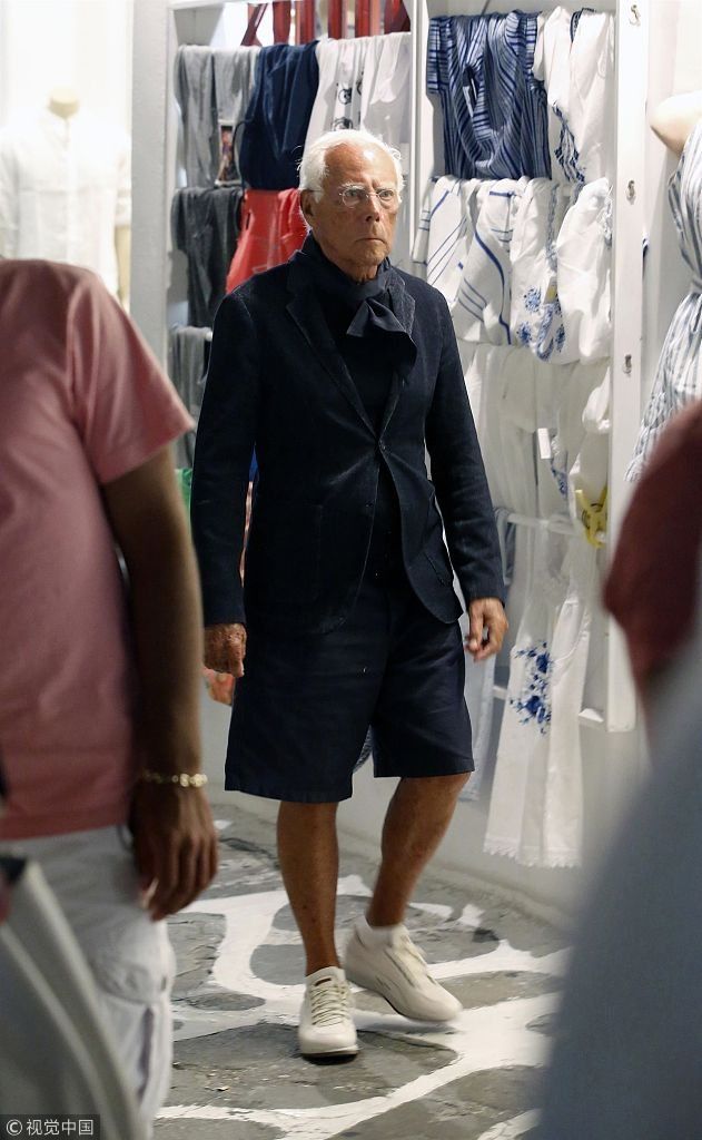被模特传染？设计师乔治阿玛尼外出购物摆“扑克脸”  84岁满头银