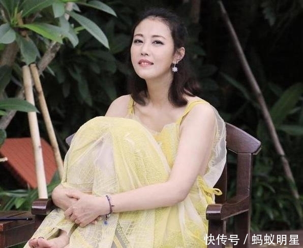 「臃肿」54岁周海媚真的老了!一袭棉服暴露臃肿身材,皮肤松弛皱纹好明显