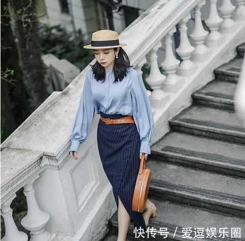 #要备#早春你一定要备一件“开叉裙”,搭衬衫好洋气,三木穿上后美哭了