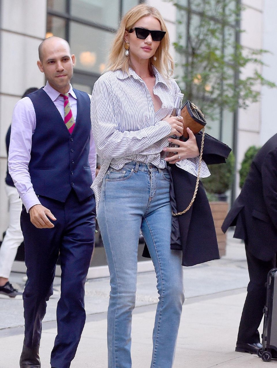 杰森斯坦森的超模老婆时髦出街，网友：她总是这么时尚有型！