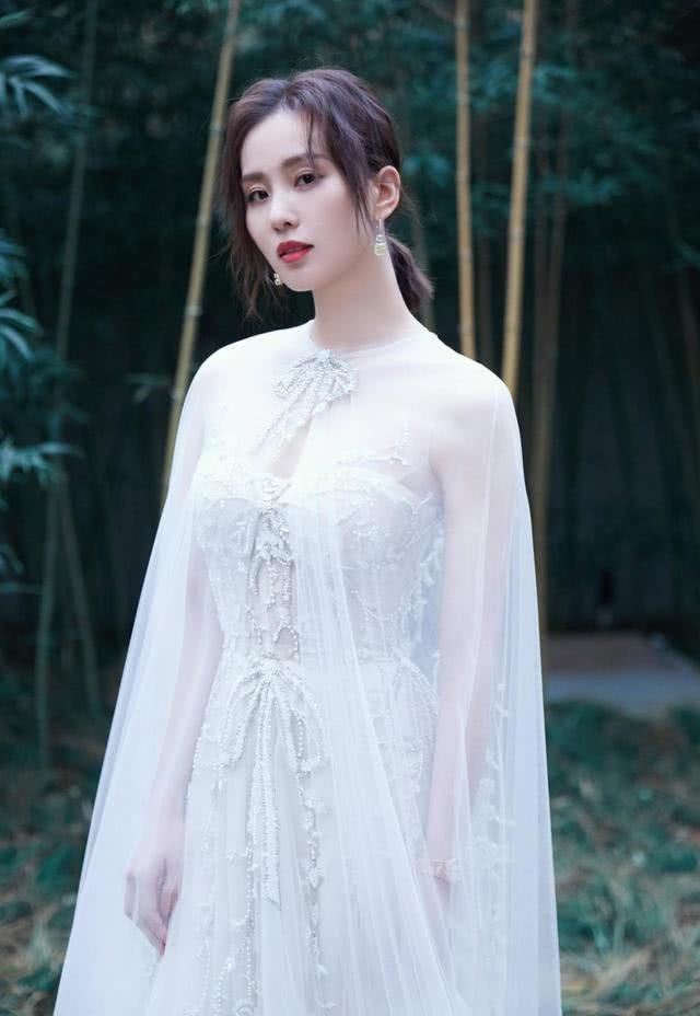 【刘诗诗选择】刘诗诗复出后气质高贵迷人，一袭白裙配流苏珠宝，宛若优雅白天鹅