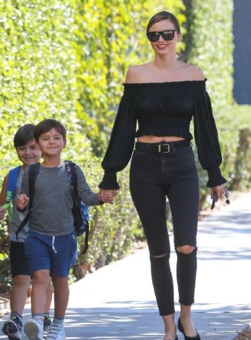 米兰达可儿又换风格，紧身连衣裙搭配细高跟，网友:看着像18岁