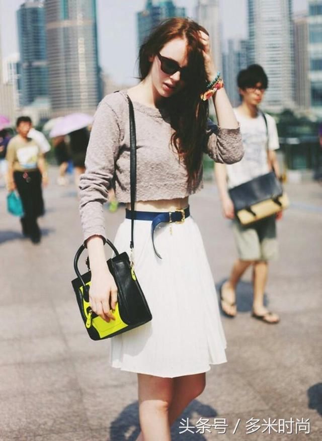 秋天用一条半身裙,穿出百变造型!
