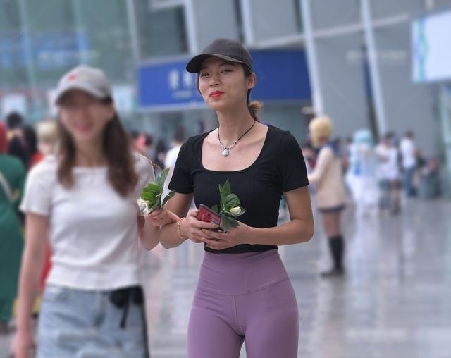 #好处#时尚街拍 - 运动裤的小姐姐显得很苗条,健身的好处不言而喻