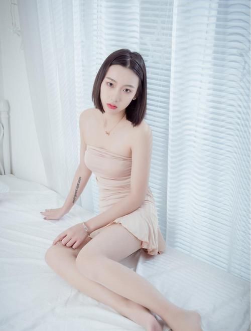 精致■大长腿一览无遗，性感的锁骨精致耀眼，抹胸的短裙款式
