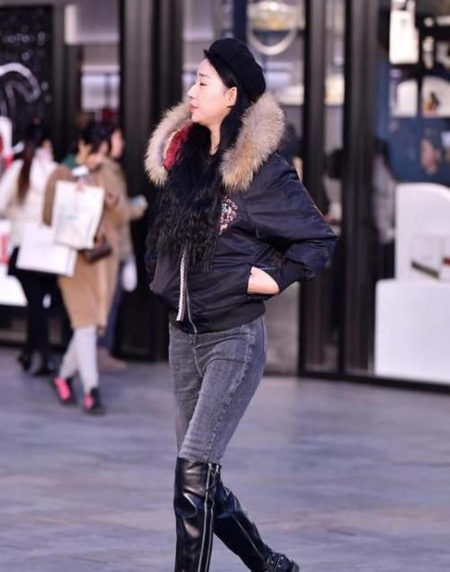  『风衣』养眼女神街拍：丹唇外朗的美女，一件黑色连衣裙外搭卡其色风衣，魅力十足