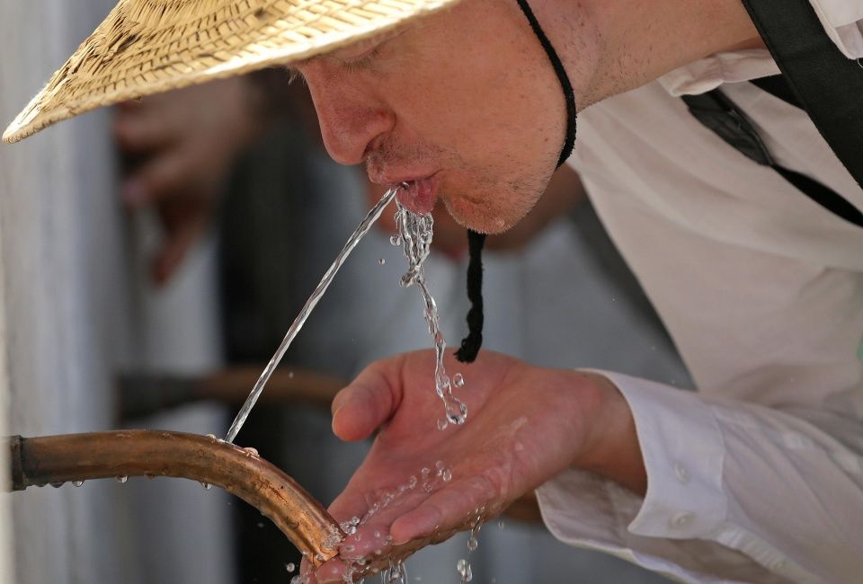 喝水也会致癌?这不是谣言，但有个前提