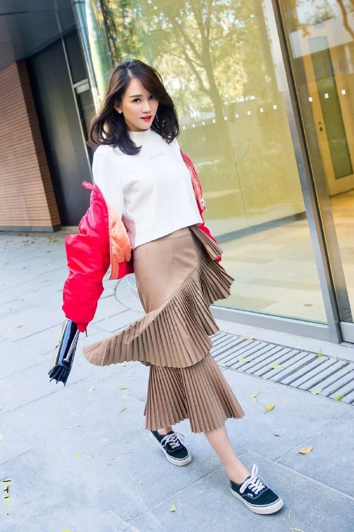 陈乔恩不过是梳了个中分发型，减龄10岁不止，网友：真有38岁