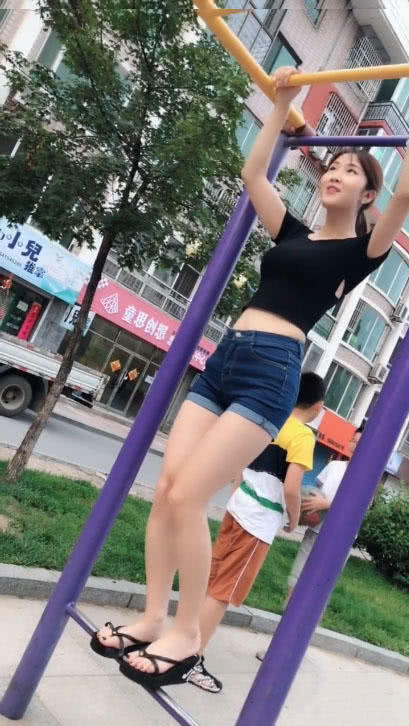 街拍身材超棒的妹子，穿什么衣服都好看，最后一件更拉风