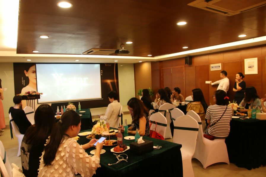 艺星医美案例术后见面会,乌克兰金牌主持驾到