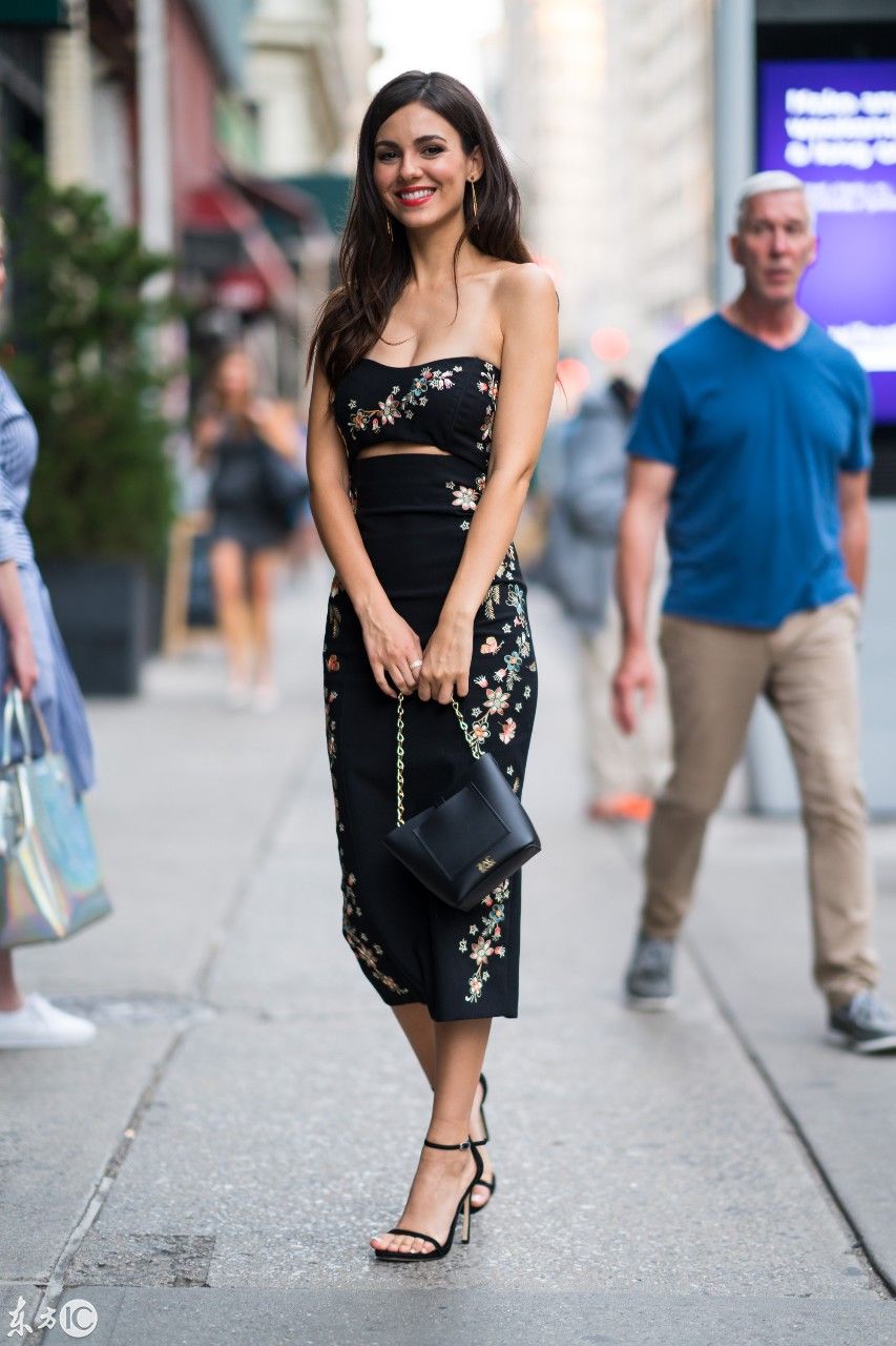 全程笑容相伴!维多利亚贾斯蒂一袭复古抹胸衣裙装扮显模特魅力