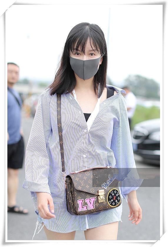 看了娄艺潇穿短裤，再看邓家佳，网友：这就是清新与轻浮的差距！