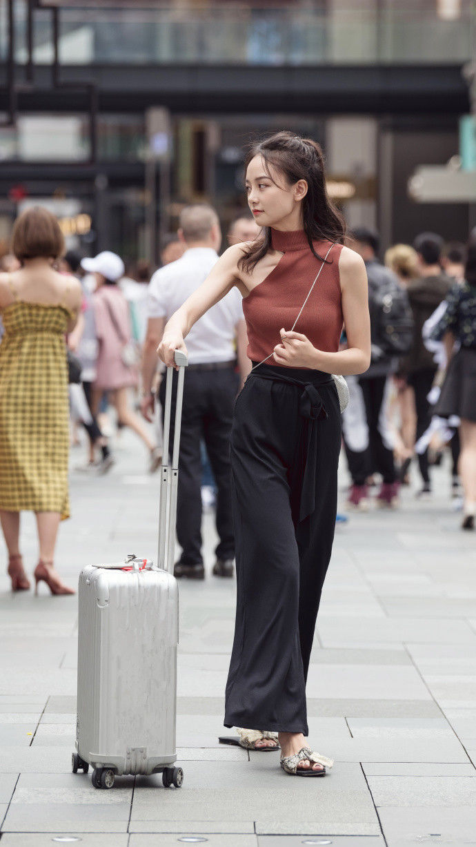 成都街拍，同样的搭配又不同的风格，你喜欢哪一位的穿搭?