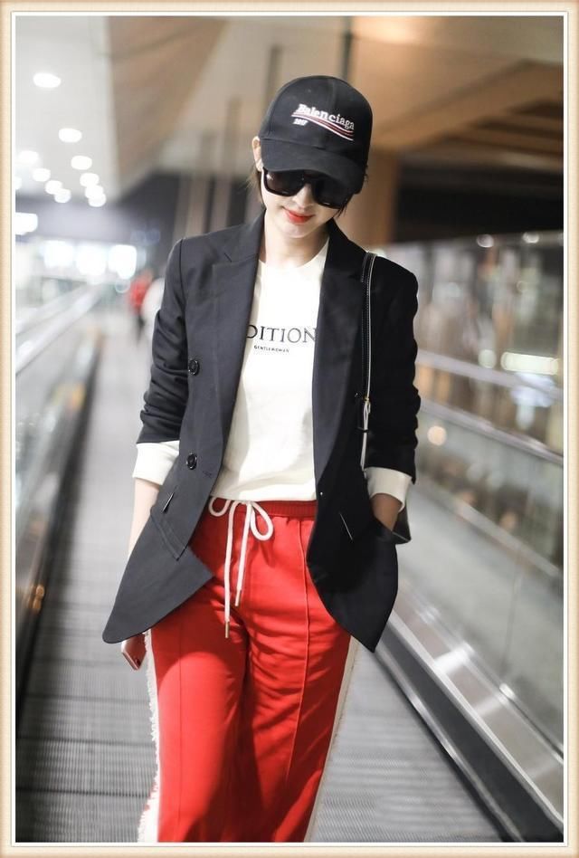 当李宇春和张俪同穿红色运动裤，才知道假小子和真女人到底差在哪