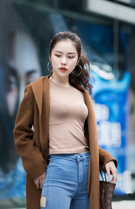 街拍：明眸皓齿白皙可爱的小姐姐，打扮上时尚大气看着高挑显廋！