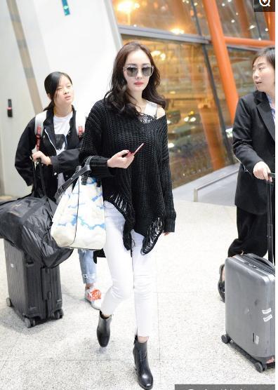 杨幂黑衣配白裤现身机场,网友:最后那张动作好