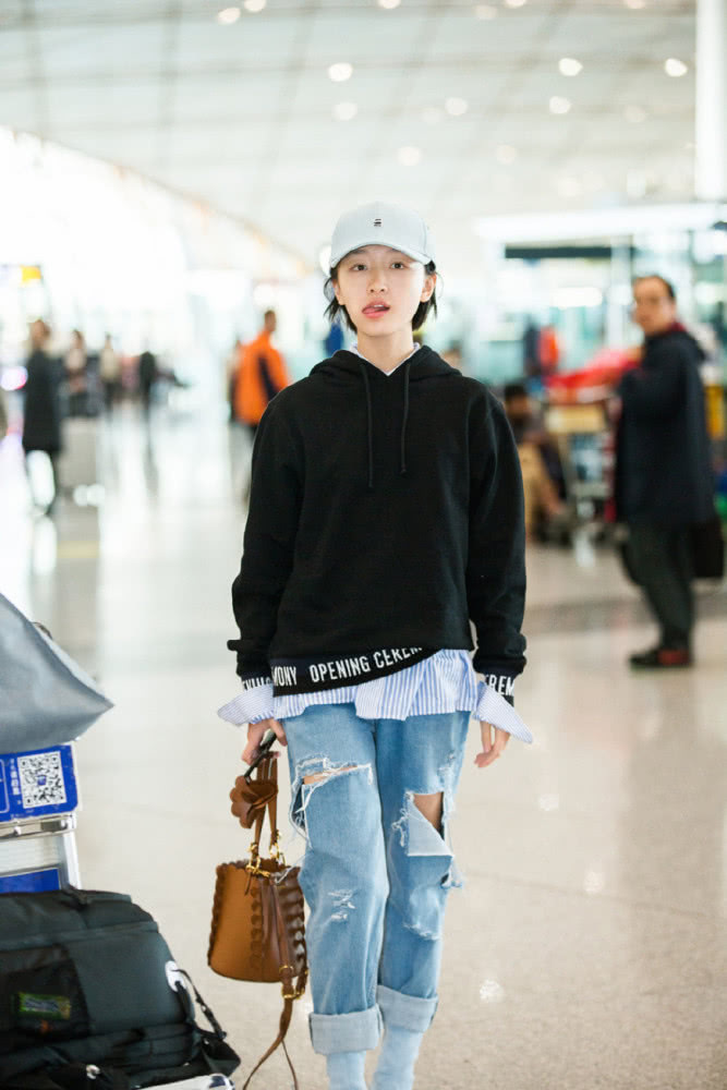 周冬雨身穿一袭红色连衣裙,尽显女神气质,网友:发型才是亮点