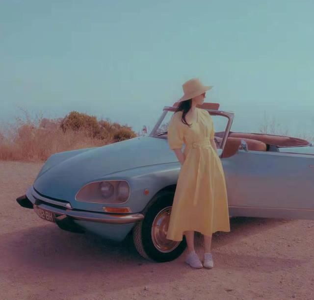 「线条感」刘亦菲越来越美了，穿“褶皱”礼服裙却不见肉，细腰身材美得高调