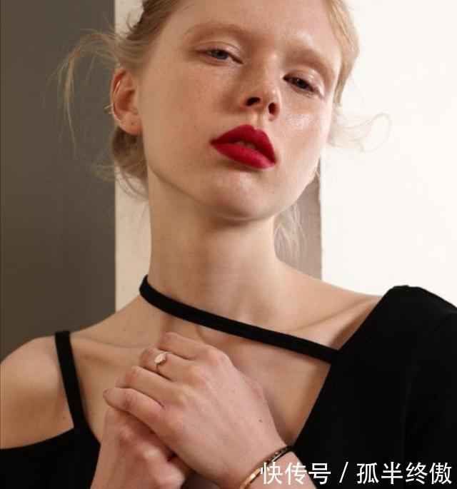 「女人」女人手腕上戴“表”还是“镯子”?代表着不同的品味,看你是哪种