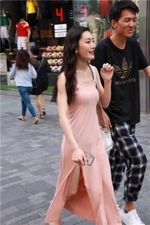 路人街拍，小姐姐个子高挑，双腿白皙修长，非常的靓丽抢眼