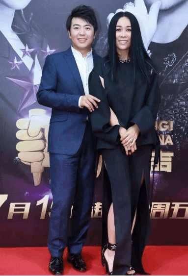 49岁那英本想凭一条开叉裤博眼球,当她坐下时,全场都尴尬