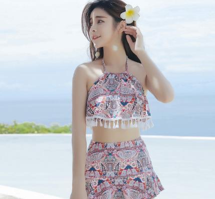 美女都爱穿这样保守又性感的泳衣,美的不止一点点!