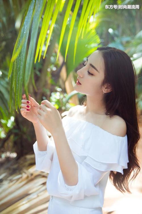 迪丽热巴一字领上衣配短裤,侧颜惊艳众人,看得人心痒痒