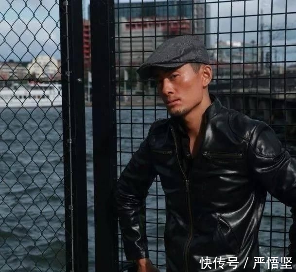  『依旧』51岁阿宝穿7年前演出服唱新歌，依旧比不过披上大衣的朱之文？