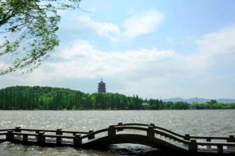 白居易的这首诗,开头14个字便惊艳了世人,美得令人心醉!