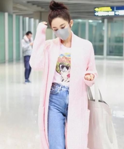  『打造』运用经典色打造时髦造型!早春实用穿搭指南,你最pick哪一套