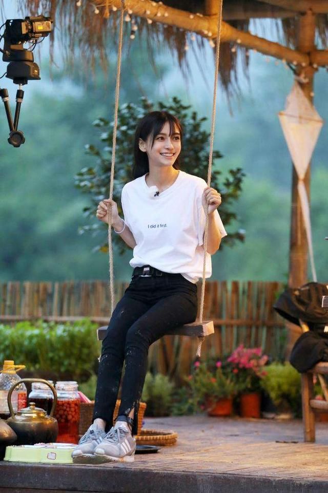 杨颖这晚礼服厉害了，本以为是秀腿可当她转身，网友视线直逼美背