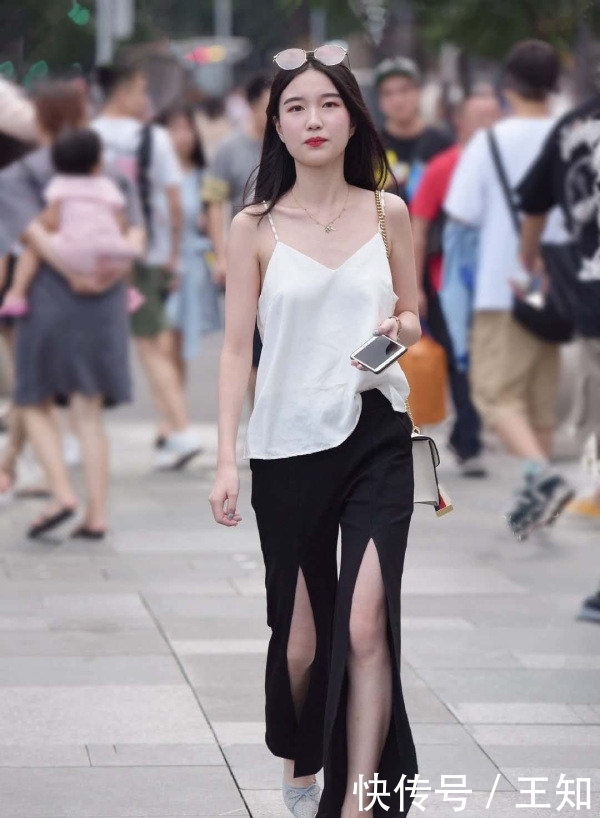 美女:美女这裤子有个性, 把身材显得淋漓尽致
