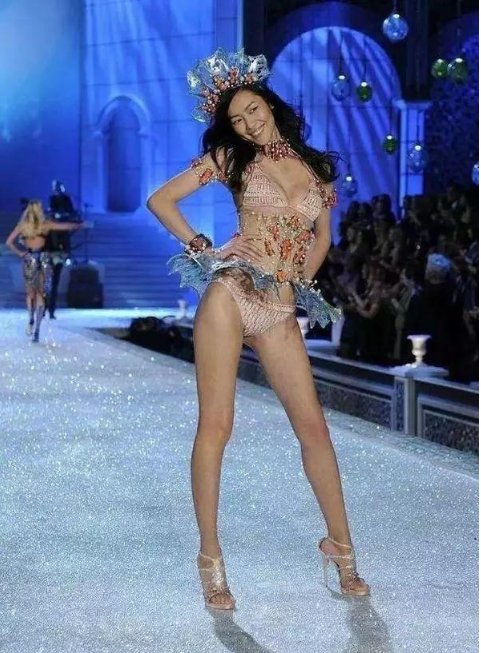 刘雯在维密上的性感造型，百变女郎，每一个都让你喷火