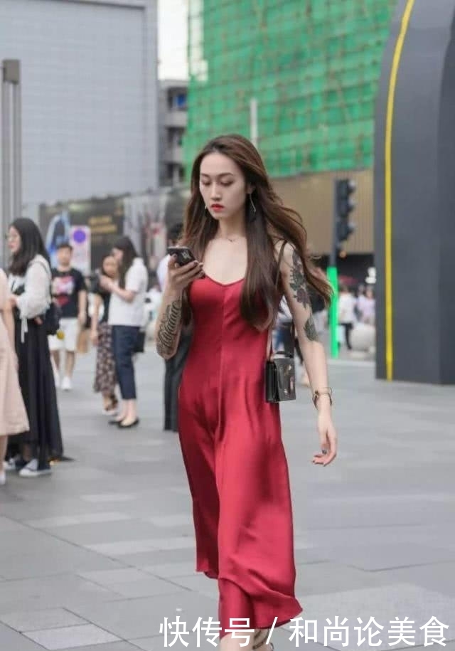 「 显得」连衣裙展现小清新的淑女范，简洁大气显得格外的俏皮活泼,