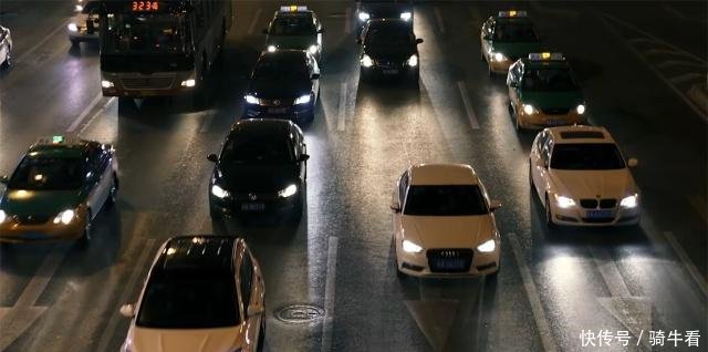 中国高铁商务座价格是二等座的三倍，对比看看它贵的原因