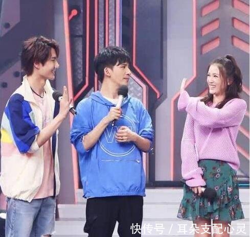 当周冬雨和陈乔恩同穿一件衣服，终于见识了网红脸和高级脸的差距