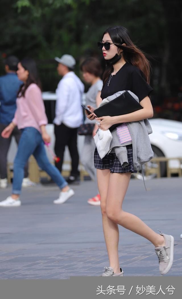 街拍：在这缤纷的夏季，长腿美女自带迷人气息！