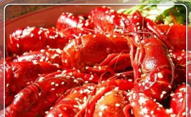 4、焖好之后打开盖子，倒入青辣椒红辣椒，大火收汁，汤汁浓稠就可以出锅装盘了，再放上一些香菜点缀一下，好吃又美味的麻辣龙虾做好了。