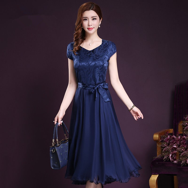 妈妈穿这样的连衣裙出街，时尚优雅，端庄显气质，看着年轻10岁