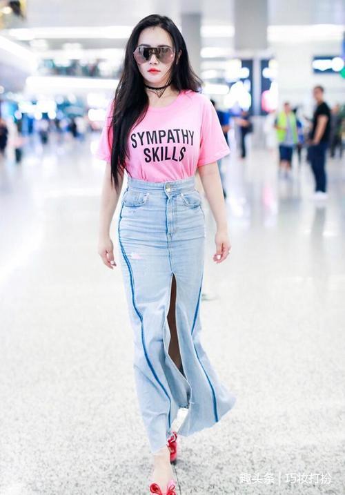 冉莹颖红色T恤就能穿出婀娜身姿，就是裤头勒得太紧，看着都累！